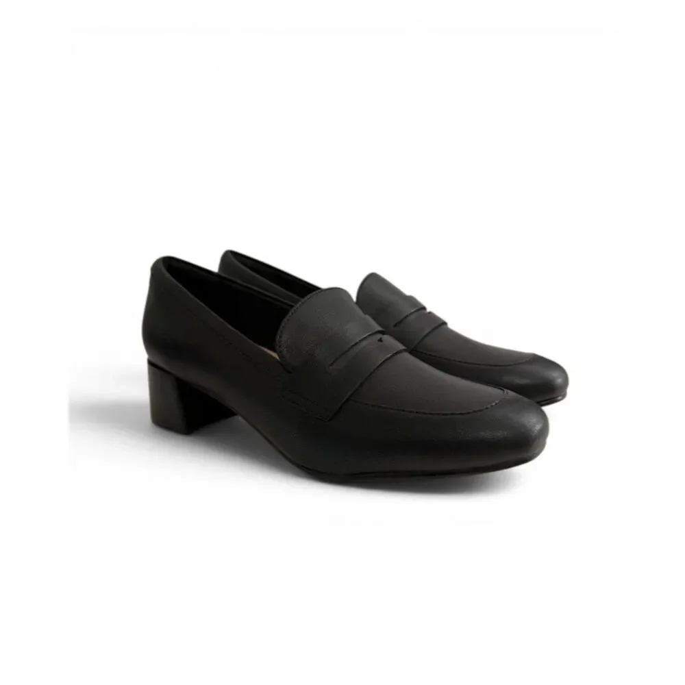 Clarks Iridessa Sky Black loafer. New in Box! Size 8 M